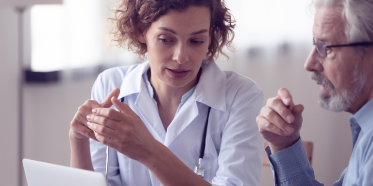 Behandelaars met elkaar in gesprek