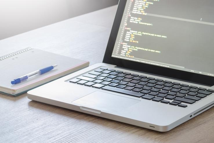 Laptop met programmeertekst