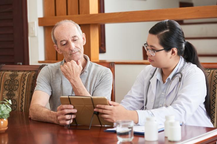 Arts bespreekt resultaten op tablet